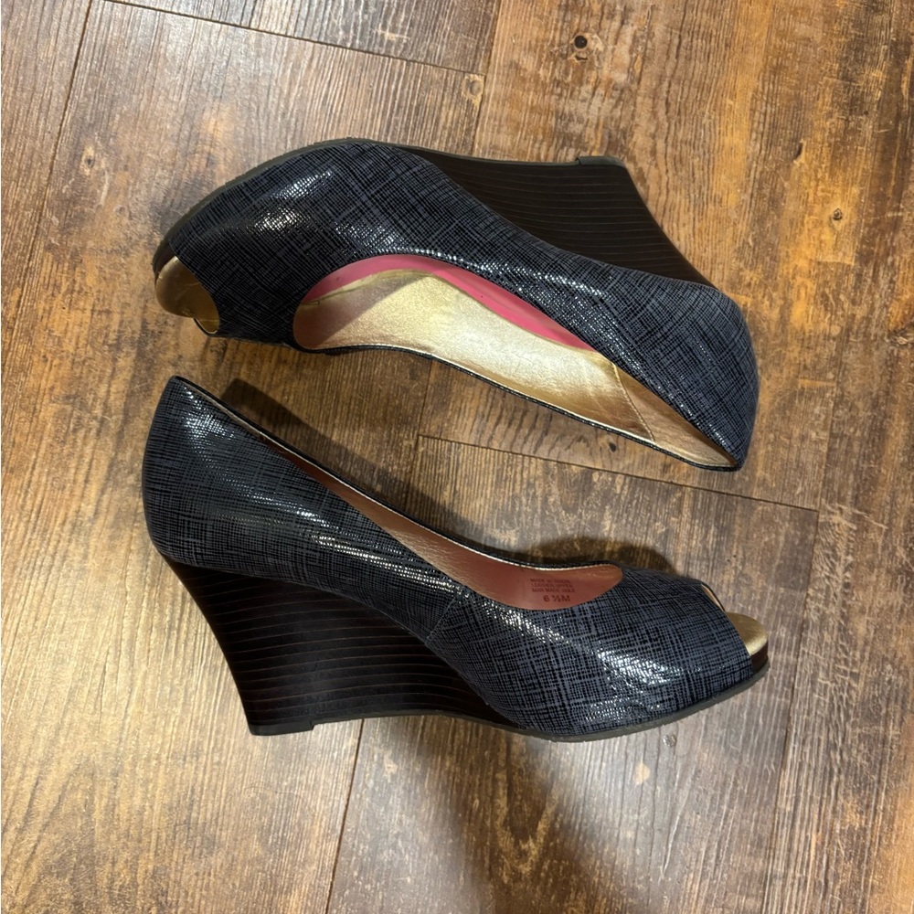 Lilly Pulitzer Navy Peep Toe Heels with Pink Insole - Picture 5 of 6